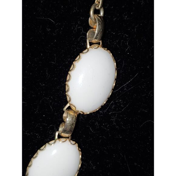 A Vintage Milk Glass Cabochon Choker Necklace Cottage Core Career Classic - Picture 3 of 9